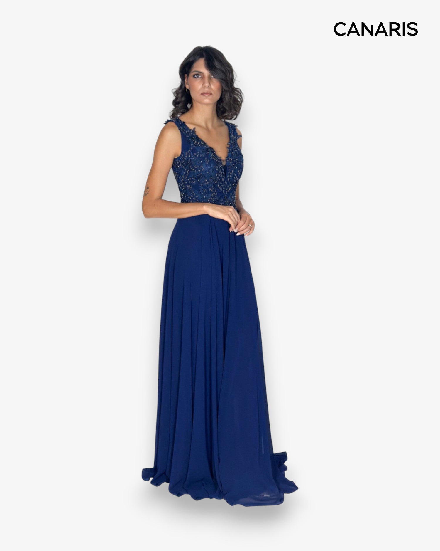 Vestido formal largo de gasa con cuerpo trabajado