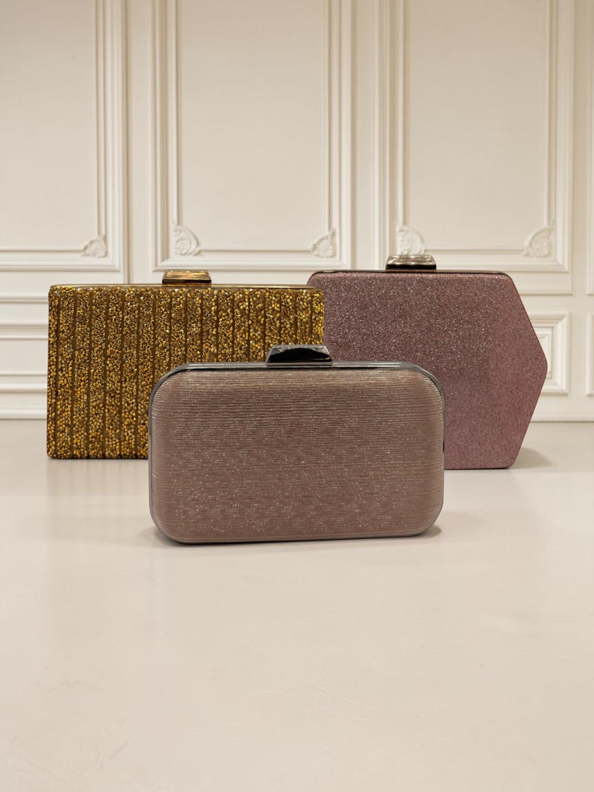 Tre clutch rigide eleganti da cerimonia nei colori oro glitter, rosa antico e tortora, con chiusura gioiello – Canaris